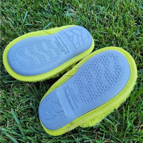 🤸♀️3 for 12🤸 Dluxe by Dearfoams Happy Smiley Face Fuzzy Slide Slippers Green - Picture 3 of 5